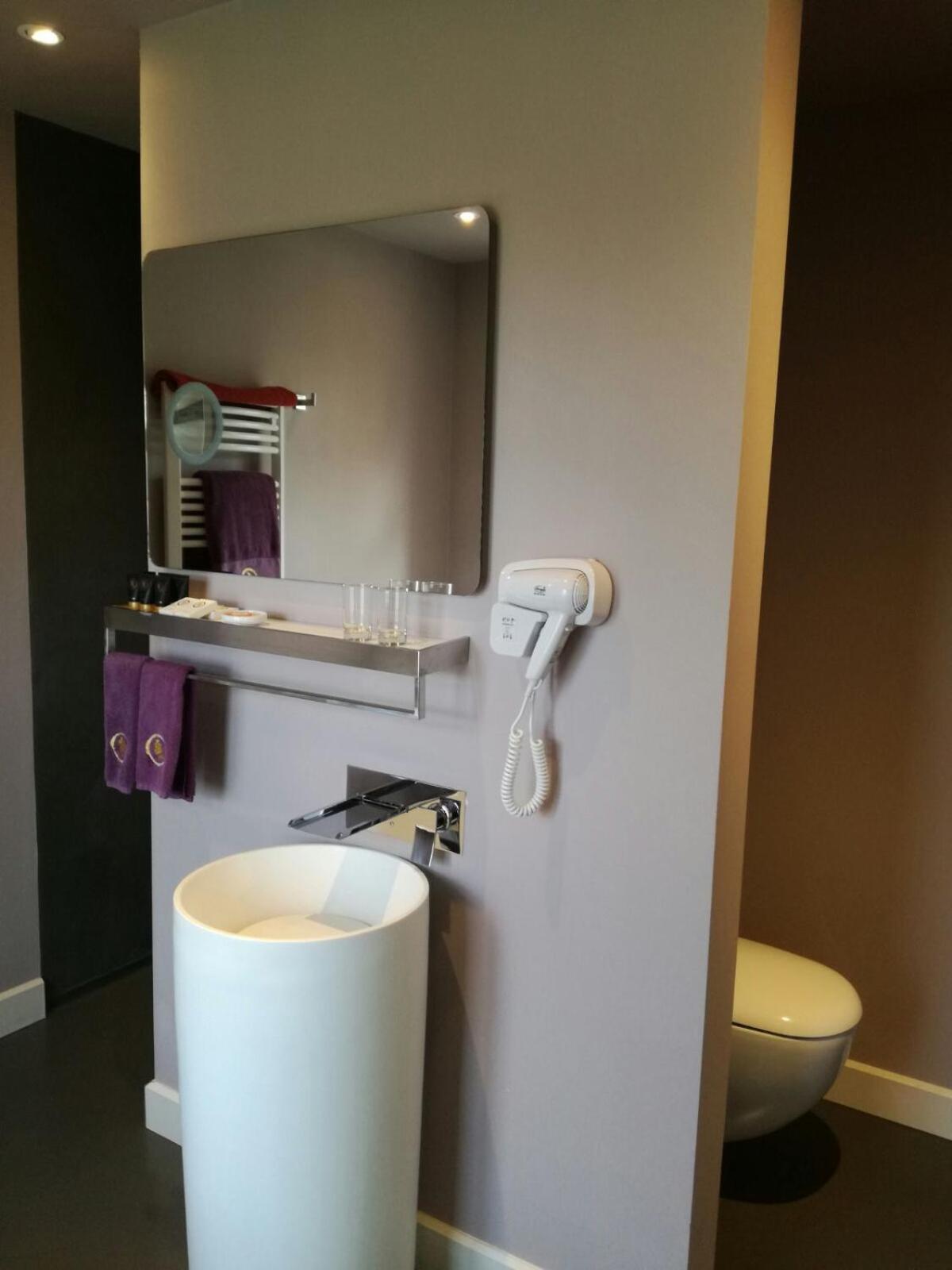B&B Saint-Georges -Located In The City Centre Of Bruges- Exterior photo A hair dryer mounted on a wall