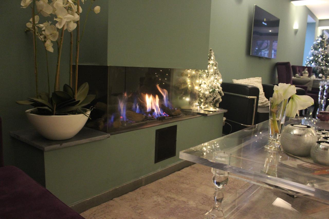 B&B Saint-Georges -Located In The City Centre Of Bruges- Exterior photo A fireplace in the lobby of the hotel