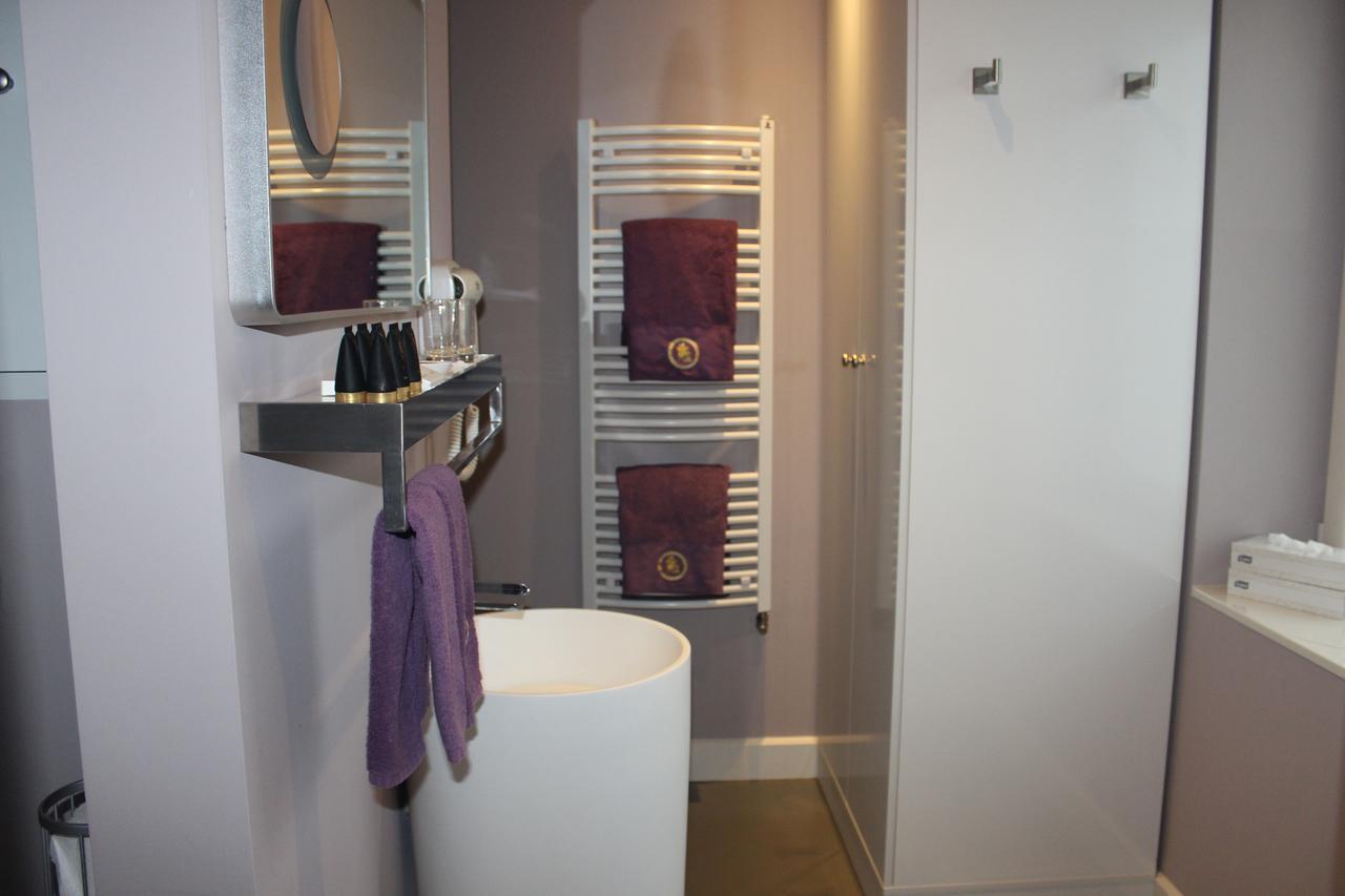 B&B Saint-Georges -Located In The City Centre Of Bruges- Exterior photo A heated towel rail