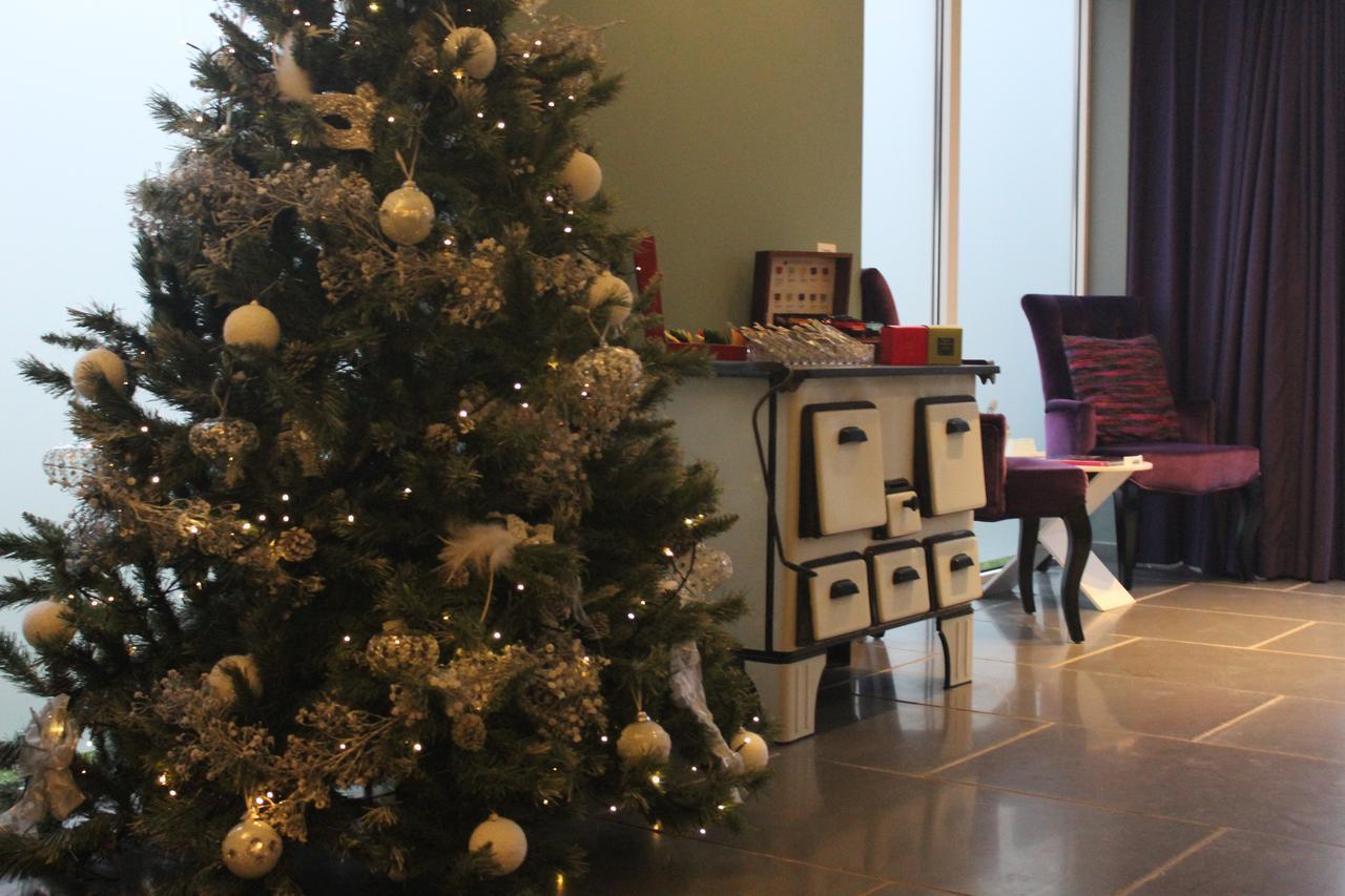 B&B Saint-Georges -Located In The City Centre Of Bruges- Exterior photo Christmas tree at the reception desk of the hotel